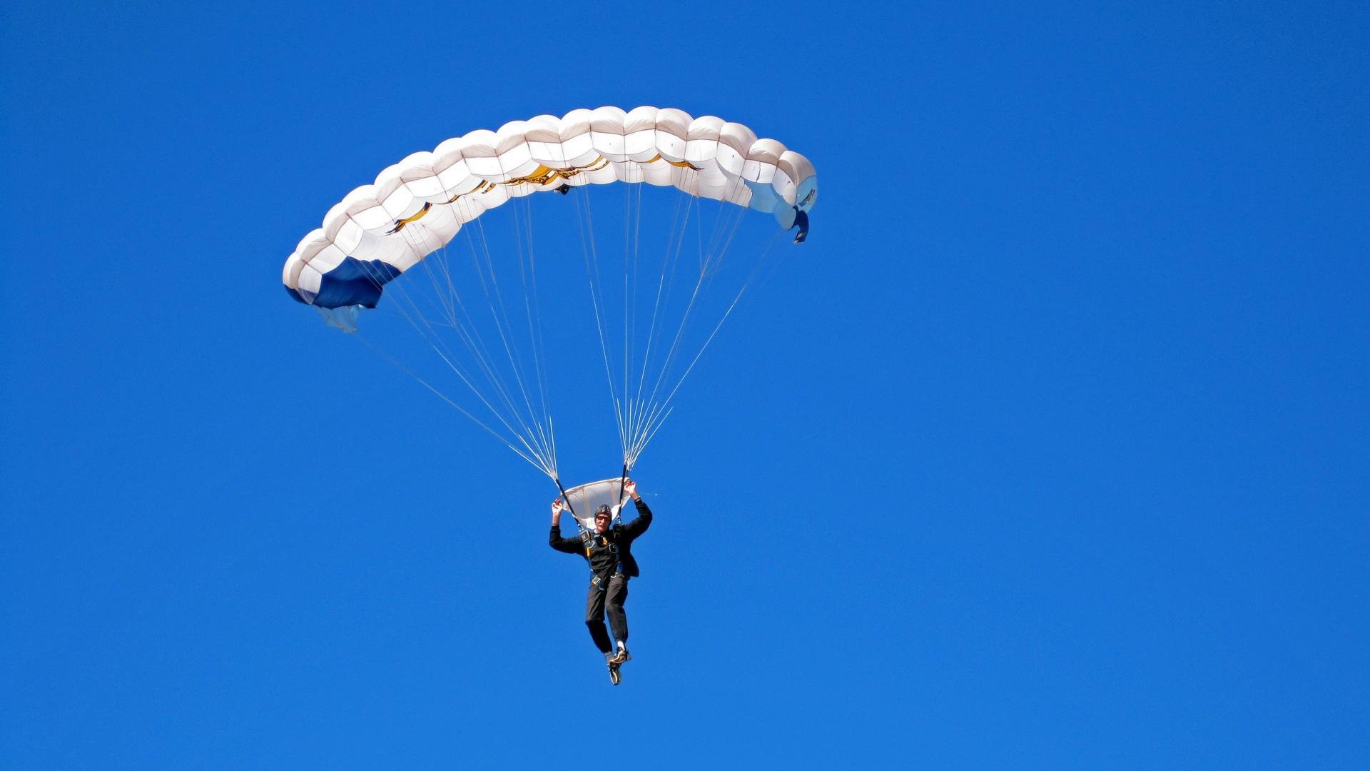 开云体育入口-_赛车手再创速度纪录，刷新赛道新高度_，赛车手最快能跑多少迈